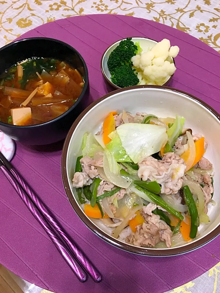 豚肉と野菜の塩ダレ丼、味噌汁、ブロッコリー&カリフラワーサラダ|kumi♡さん