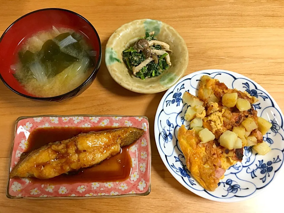 カレイの照焼⭐️ジャガイモとウインナーのオムレツ⭐️ほうれん草の胡麻和え⭐️玉ねぎとワカメのお味噌汁|ほなさん