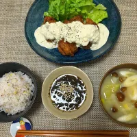 Snapdishの料理写真:♯チキン南蛮
♯もずく酢
♯キャベツとなめことねぎの味噌汁
♯十六穀米|なほぴさん