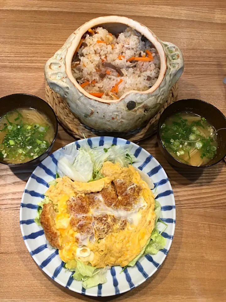 今夜のん♪
カツとじ
炊き込みご飯
味噌汁

シーチキンの炊き込みご飯は不人気でした。|Momo Hanaさん