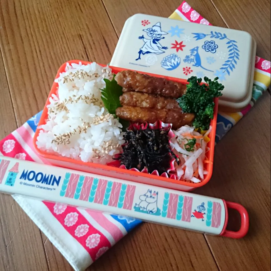 Snapdishの料理写真:お弁当(12/9)
ごまごはん、豚肉のくるくる焼き、ブロッコリー、ひじきの生姜煮、シソ入りなます|さっちんさん