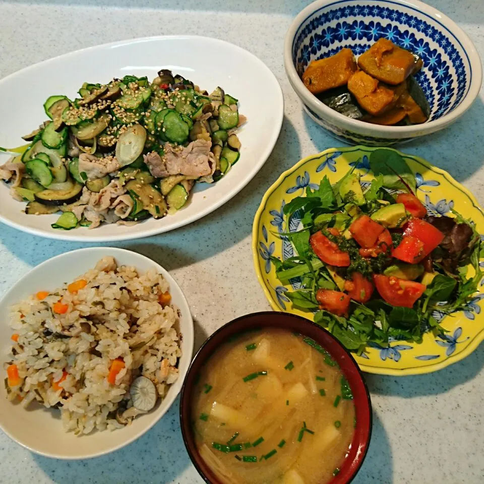 Snapdishの料理写真:豚肉と塩揉み野菜の炒めもの、アボカドの大葉サラダ、かぼちゃ煮、炊き込みご飯、えのき茸の味噌汁|rokochixxx666さん