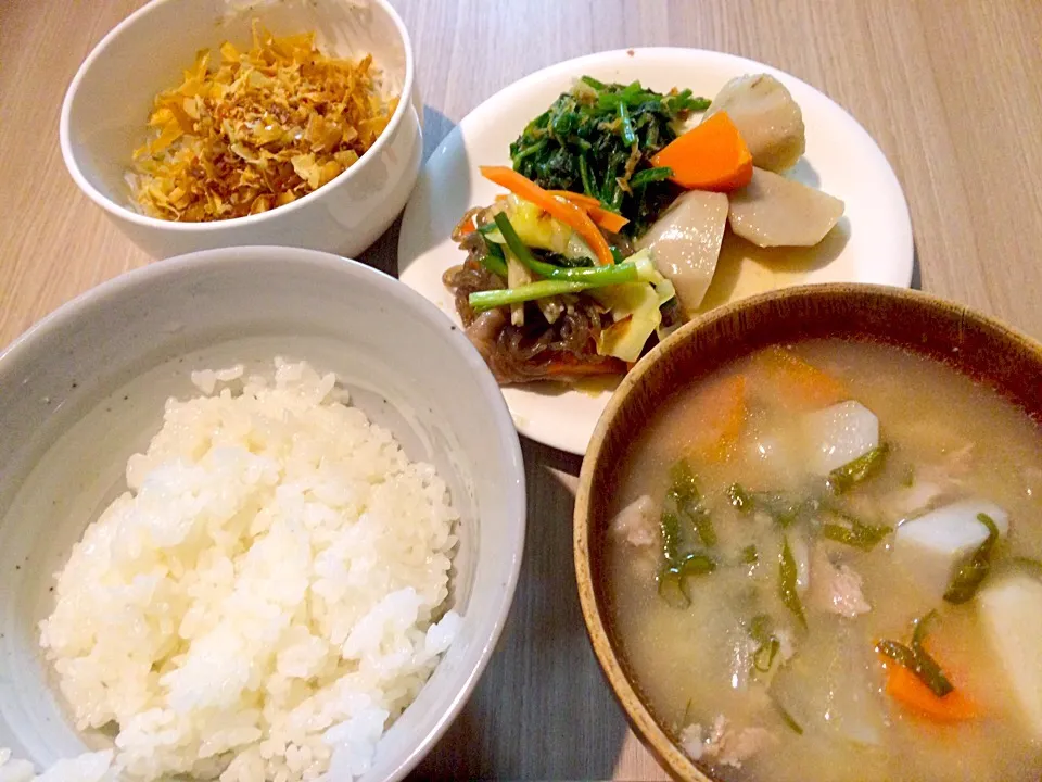 夜ごはん 豚汁、チャプチェ、里芋煮、ほうれん草のお浸し、しらすとおかか和え|きむらゆりかさん