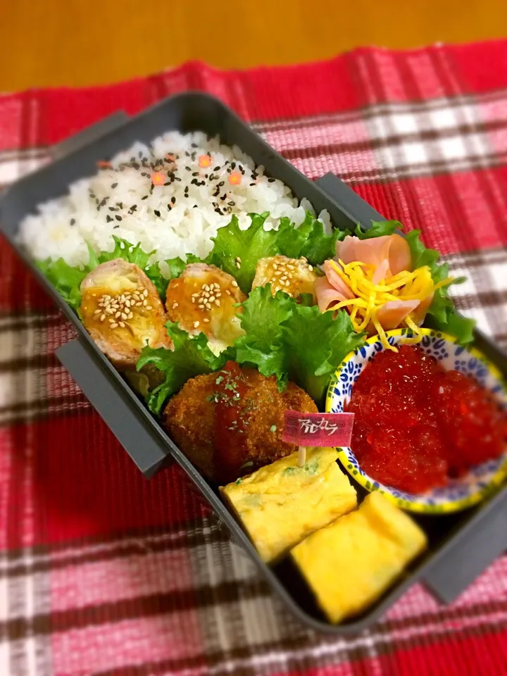 息子君弁当🎶
筋子
キャベツの肉巻き
ネギ入り玉子焼き
お花ハム
コロッケ(チン)|BooBooさん