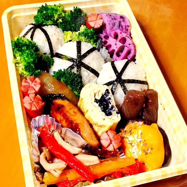 Snapdishの料理写真:手毬おにぎり弁当|ぺこりっちさん