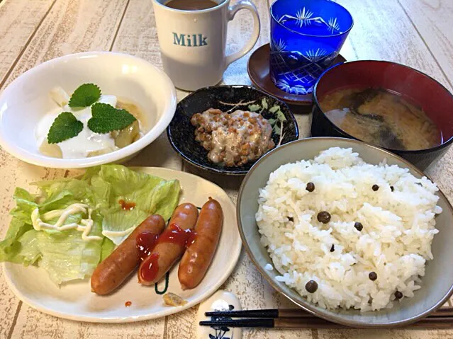 今日の男飯(＞人＜;)朝ごはんバージョン♬
御殿場粗挽きポークand納豆andもやしと自然薯とわかめの味噌汁andムカゴごはんandピクルスヨーグルト♬|ひーちゃんさん