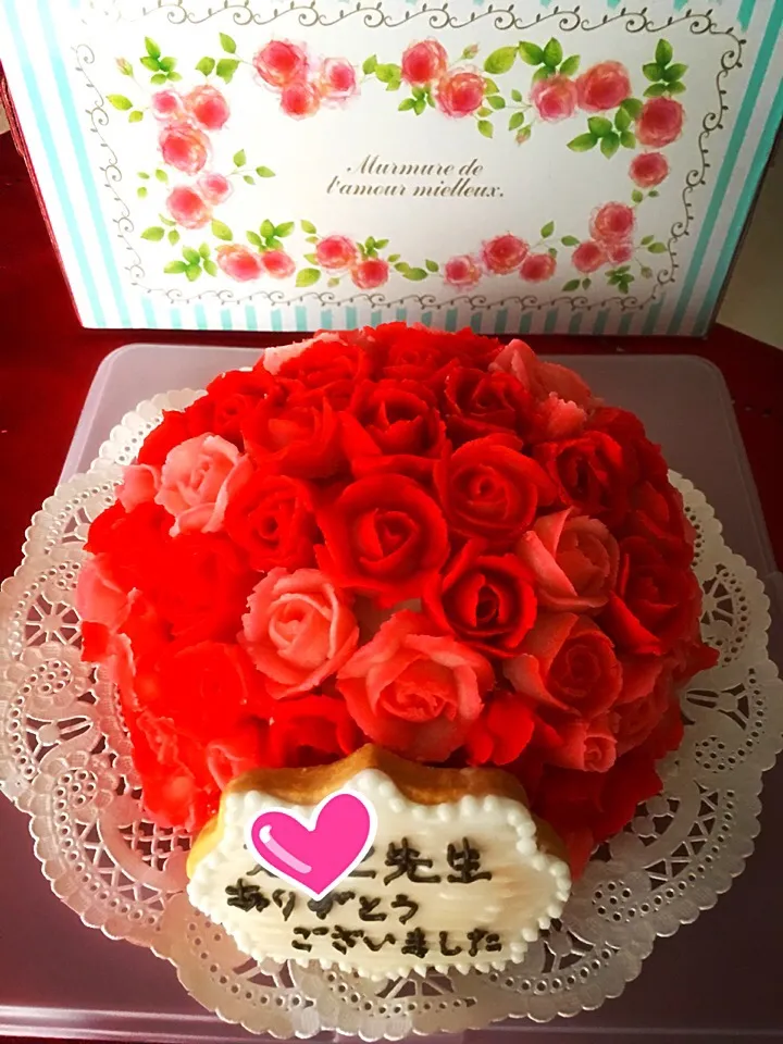 お世話になった先生に、お礼のあんフラワーケーキを作りました。赤い薔薇の花束と同じケーキにしました。喜んでくださって良かったです|mayumi7321さん