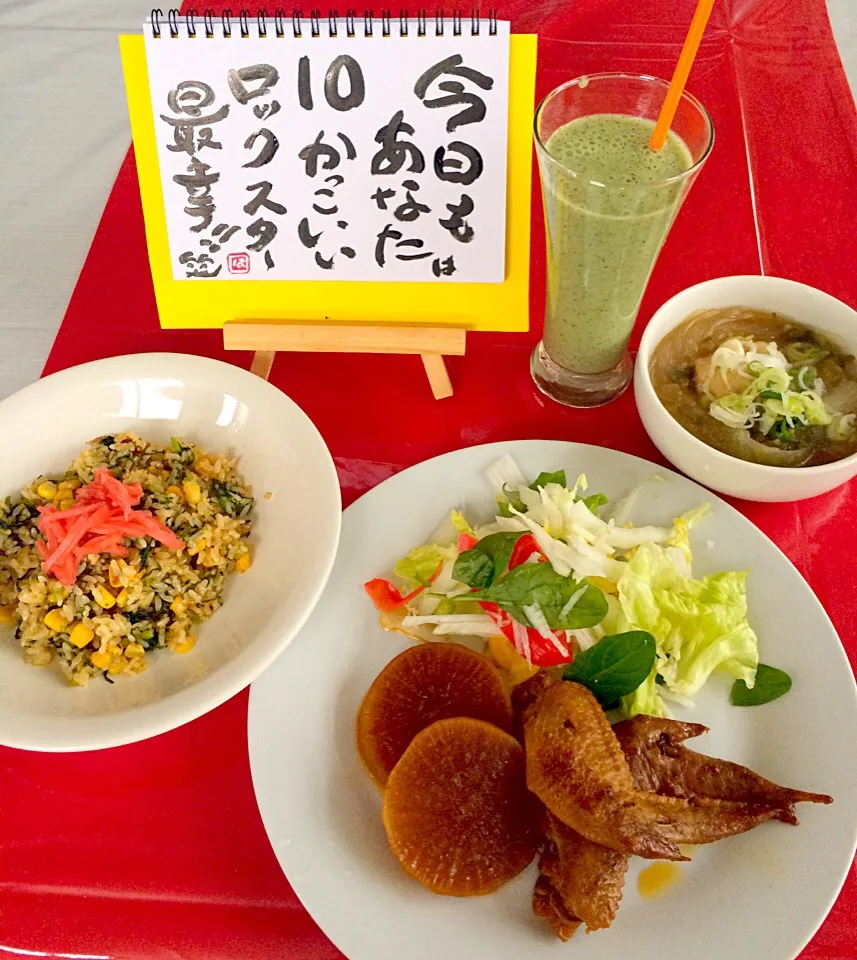 朝ごはんは勝負飯❤️😊コーン🌽と大根葉の炒飯&大根と手羽先の生姜煮込み&つみれ汁&甘酒スムージーGOODだね〜(o^^o)|はみちゃんさん