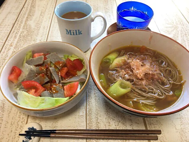 Snapdishの料理写真:今日の男飯(＞人＜;)お昼ごはんバージョン♬
カレー蕎麦and黒はんぺんのサラダ♬|ひーちゃんさん