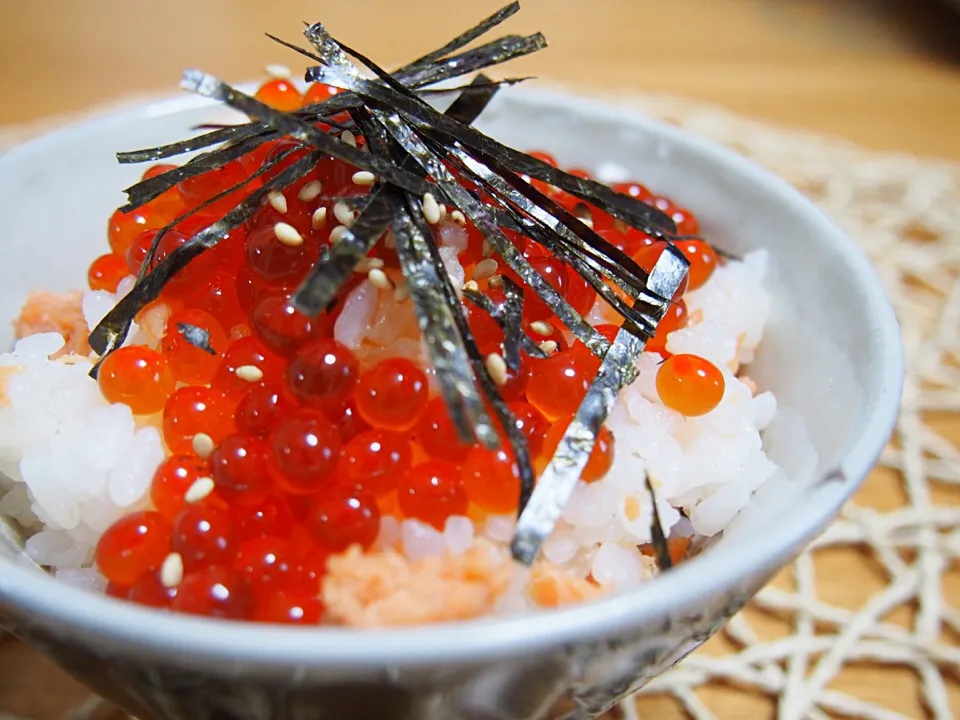 Snapdishの料理写真:手作りいくらの醤油漬けで鮭いくら丼。|はらぺこあゆむし◡̈さん