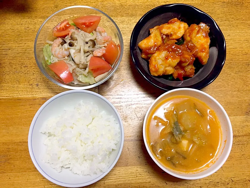 今日のランチ

ごはん
鶏肉🐔のチリソース
エビとキノコ🍄のサラダ
キムチ鍋風味噌汁|ma-.-ichiさん