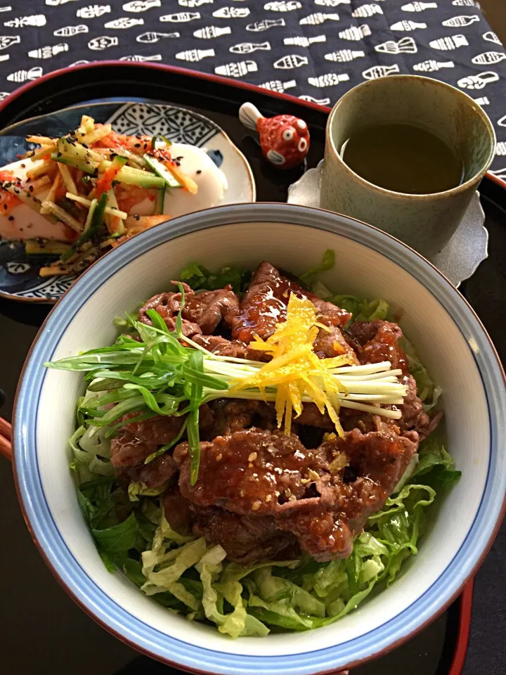 Snapdishの料理写真:お昼ご飯の焼肉丼。すごく簡単で旨々✨|paaruさん