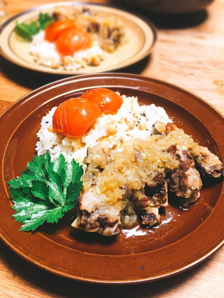 Snapdishの料理写真:玉ねぎとスチームした
スペアリブ
ひよこ豆ご飯と
焼きトマトを添えました|TKさん