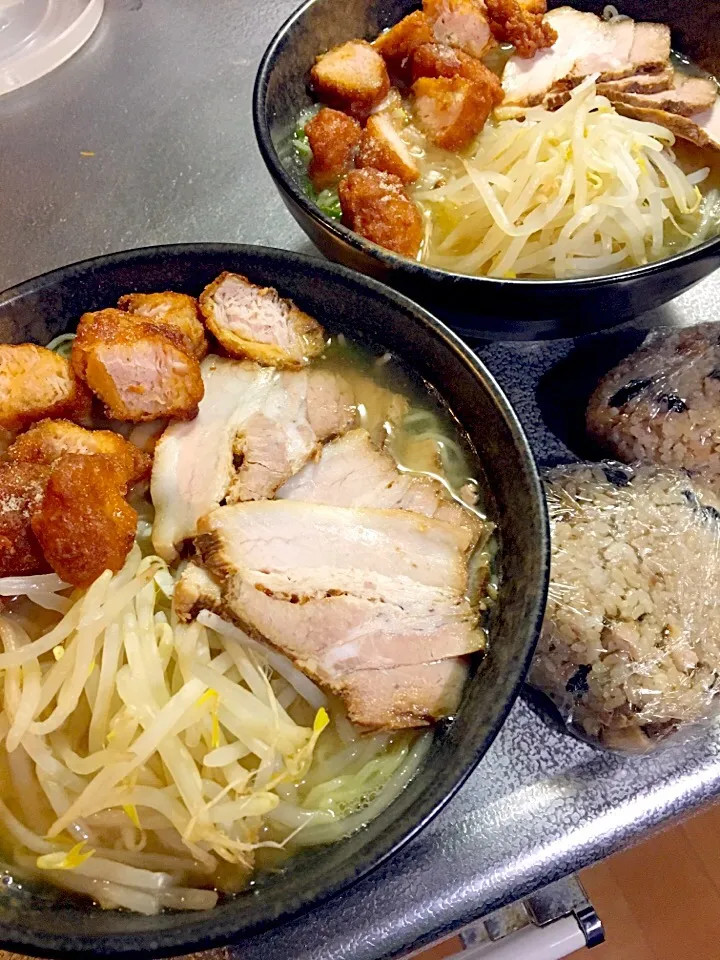 Snapdishの料理写真:ラーメンと豆ご飯おにぎり|たびもかさん