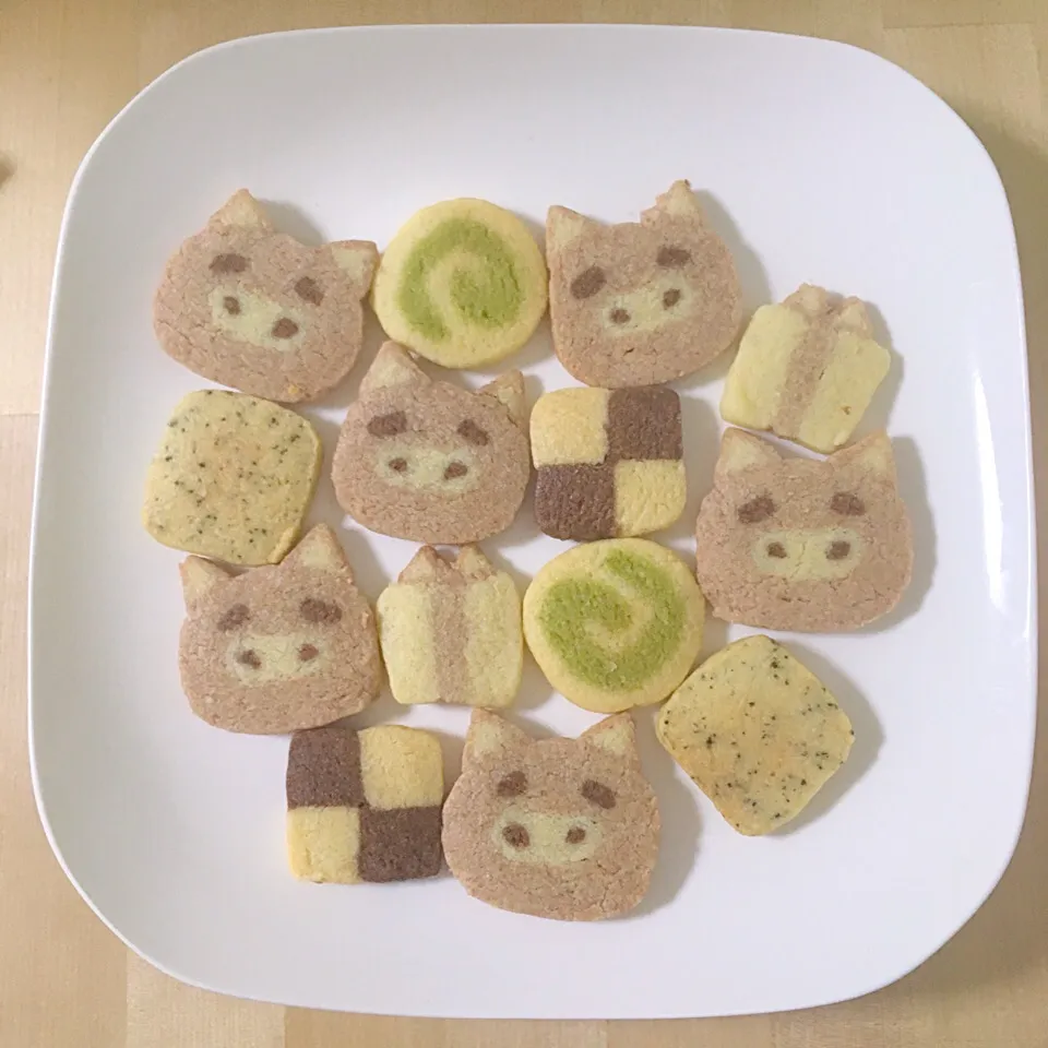 Snapdishの料理写真:切っても切ってもぶさいくだったぶたさんクッキー🐷|たにもこさん