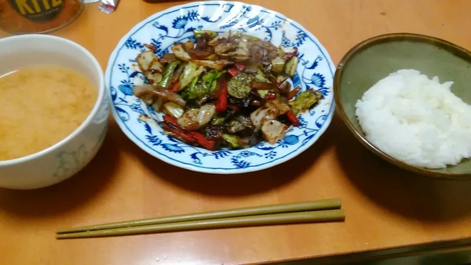 ご飯
野菜炒め焼肉のタレ味
玉ねぎと豆腐の味噌汁|ざきさん