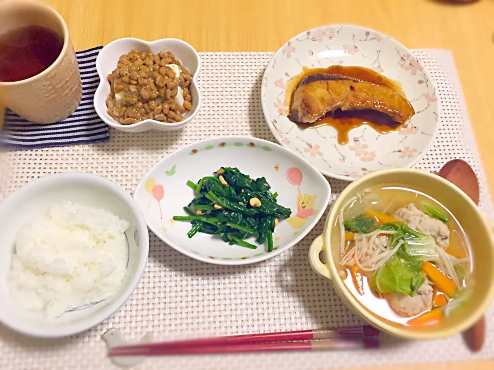 ブリの照り焼きと鶏団子スープで晩ごはん♡|あやねこさん