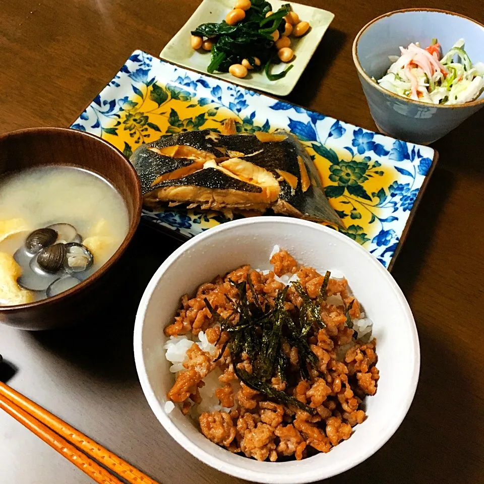 引っ越し完了して、やっと料理らしい料理を作りました。でもなんだか質素…
#そぼろご飯  #しじみの味噌汁 #カレイの煮付け #カニカマサラダ|さやさん