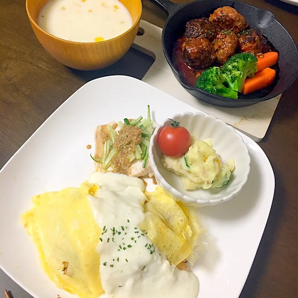 Snapdishの料理写真:作り置きしておいたハンバーグ種でミートボール
#ミートボール #スキレット #オムライス #ホワイトソース #コーンスープ

ミートボールは合挽き肉と玉ねぎ、人参、しいたけ入れて味付け。オムライスの具は切って冷凍してあった玉ねぎとマッシュルームと人参に鶏むね肉も加えました。 コーンスープはコーン粒の入ったコーンクリーム|さやさん