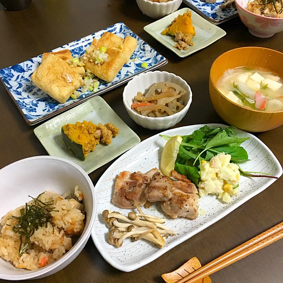 Snapdishの料理写真:冷凍してあった五目ごはんの素で。鶏むね肉、人参、しいたけ、れんこん、こんにゃく入れました。#五目ごはん
鳥もも肉を市販の #レモンペッパーチキンの素で焼きました。おいしい。 #揚は、チーズを挟めて焼きました #チーズ #揚げ #カニカマ味噌汁
作り置きの #かぼちゃそぼろ煮 #れんこんのきんぴら|さやさん