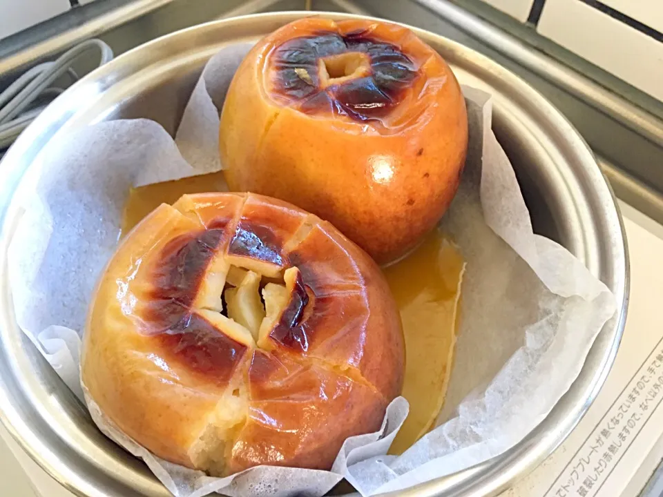 焼きりんご出来立て🍎
芯をくり抜いた中にバターとシュガーを入れて焼いただけ😄
果汁は煮詰めてりんごの上からかけます|Rieさん