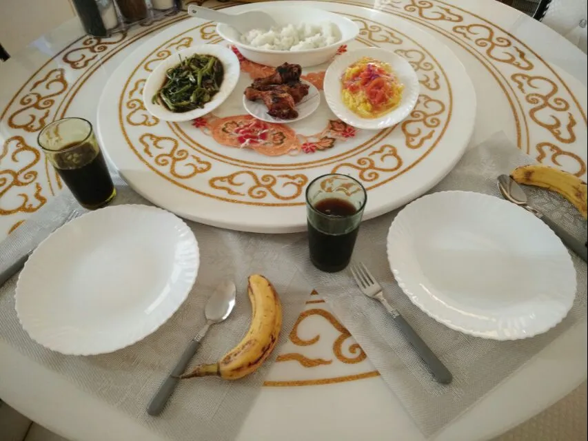 our lunch the market is far thats wjy I cook what food inside my ref.....adobong kangkong fried chicken..mango salad and calamansi with malunggay juices|lynnさん