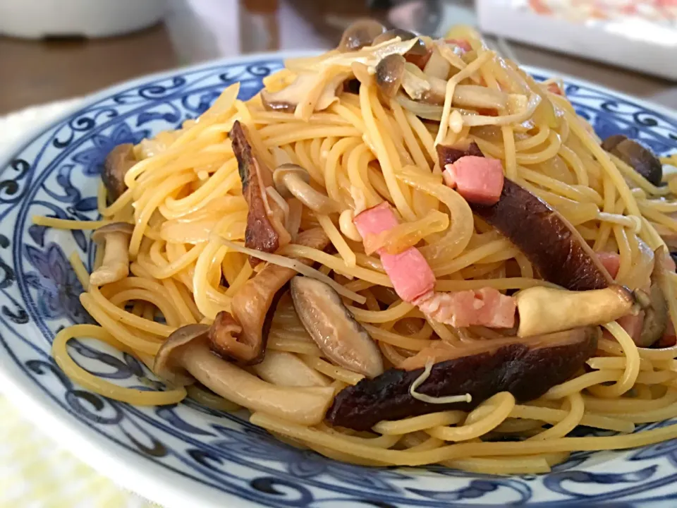 Snapdishの料理写真:4種のキノコとベーコンの和風パスタ|D.Shintaro♪さん