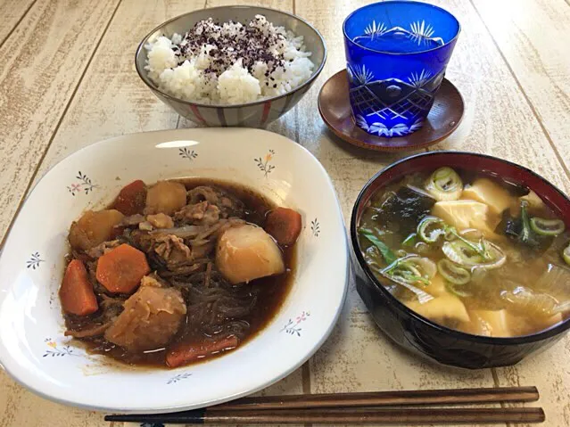 今日の男飯(＞人＜;)お昼ごはんバージョン♬
1日経過した煮物andコンソメSOUPをリメイク味噌汁andしそムカゴごはん♬|ひーちゃんさん