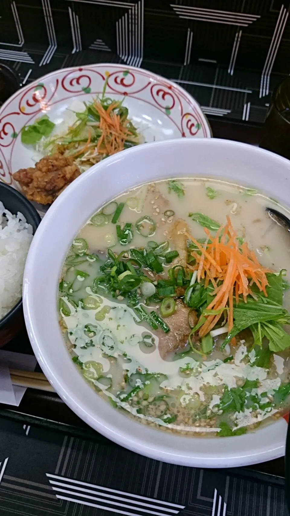 とんこつラーメン、鶏からあげ|nobさん