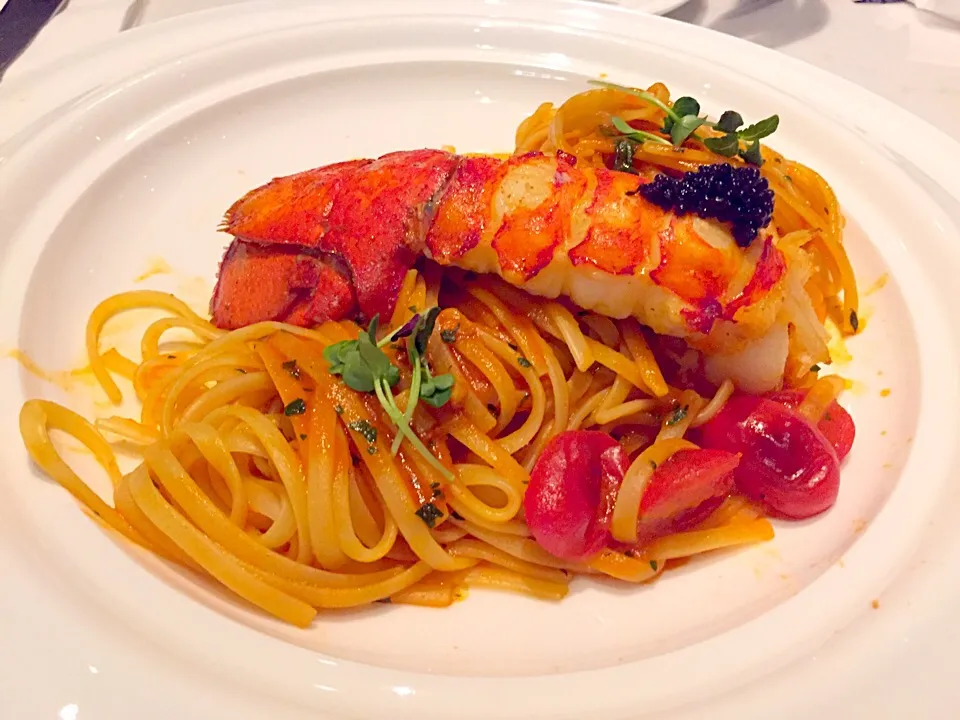 Snapdishの料理写真:Whole Boston rock lobster tail pasta|Sky Blueさん