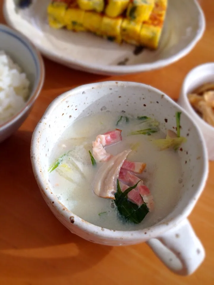 Snapdishの料理写真:白菜とベーコンの豆乳スープ🍲|Yu Yu mamaさん