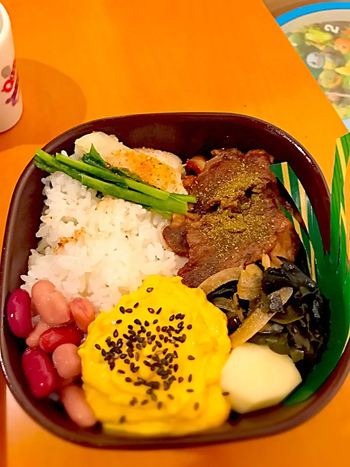 パパお弁当🍱  カルビ焼肉 玉ねぎのソテー  ワカメと玉ねぎの酢の物  カボチャとレーズングラノーラのサラダ  白菜とカブの漬物  赤インゲンとひよこ豆の煮物    林檎|ch＊K*∀o(^^*)♪さん