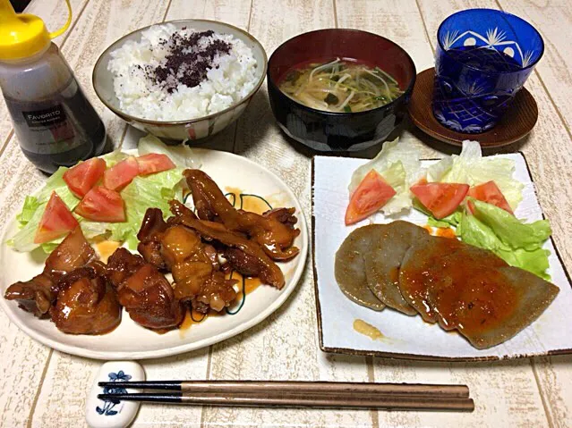 Snapdishの料理写真:今日の男飯(＞人＜;)晩ご飯バージョン♬
鳥もも肉の照り焼き煮and静岡黒はんぺんの胡麻油焼きand豆苗とモヤシとエノキとわかめの味噌汁andしそごはん♬|ひーちゃんさん