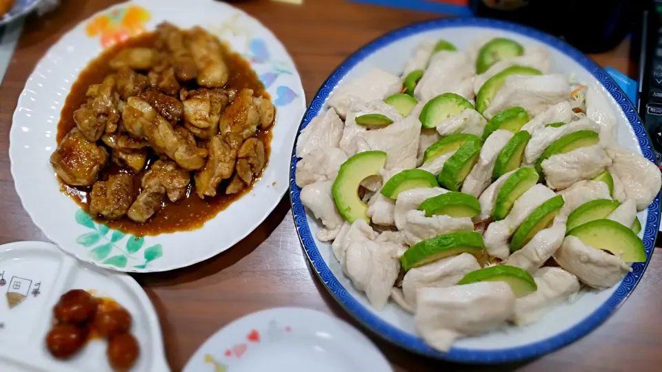 Snapdishの料理写真:モモ肉のゴマ醤油焼き
水晶鶏とアボカドのサラダ|Tomoki  Murayamaさん