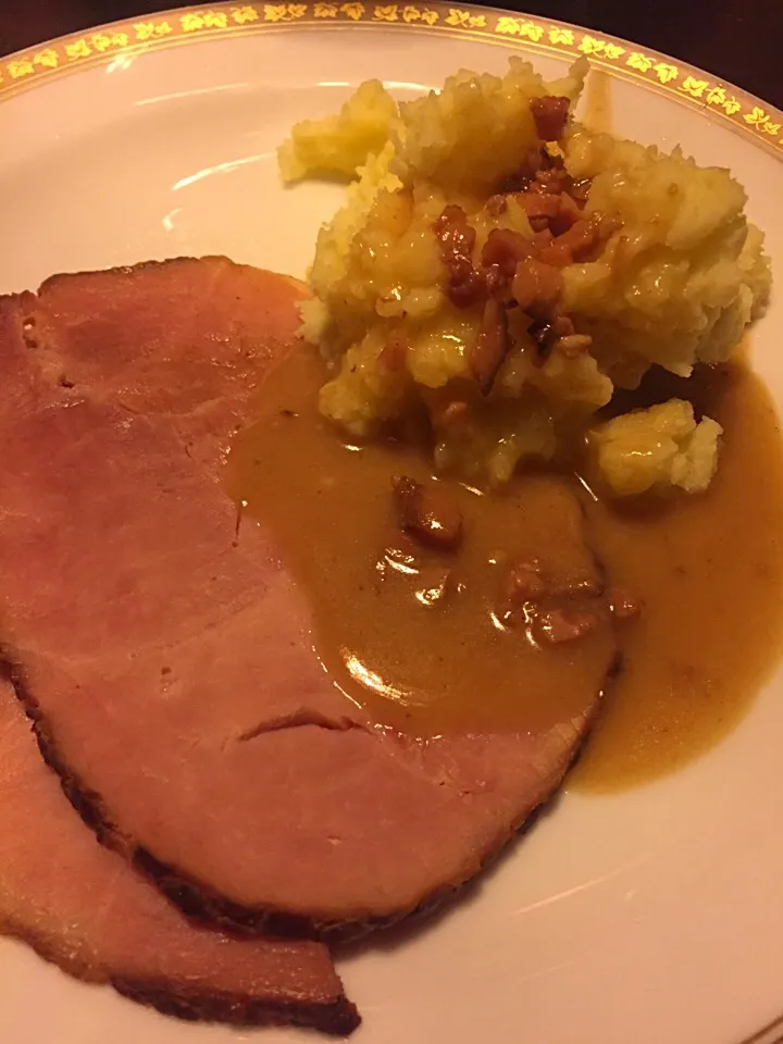 Honey baked Ham, mashed potatoes and Marsala ham gravy|Chris Shannonさん