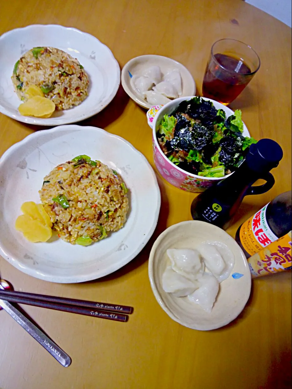 Snapdishの料理写真:ニンニク醤油炒飯、水餃子、レタスの海苔おかか盛り盛りサラダ〜檸檬オリーブドレッシングな晩ご飯(●´ω｀●)|さくたえさん