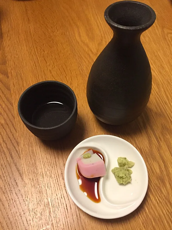 頂き物の素晴らしい蒲鉾をこれもまた頂き物の天城の本わさびで板わさ。酒は新政のヴィリジアンのぬる燗。至福…|MORiさん