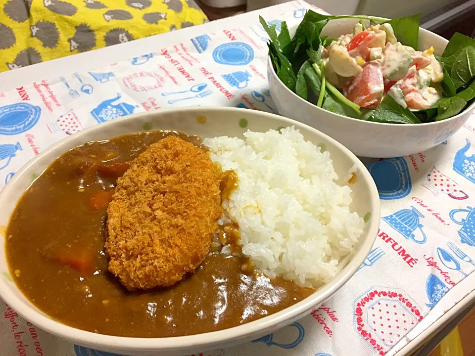 Snapdishの料理写真:ひと晩寝かせた牛すじカレーコロッケ乗せ❤  柚子わさびクリームドレッシングのアボカドとバナナのツナサラダ|石川洋子さん