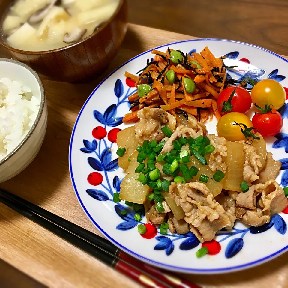 12.11
・豚バラ大根のオイマヨ炒め
・人参とひじきのカレー風味
・豆腐と油揚げと椎茸の味噌汁|たまさん