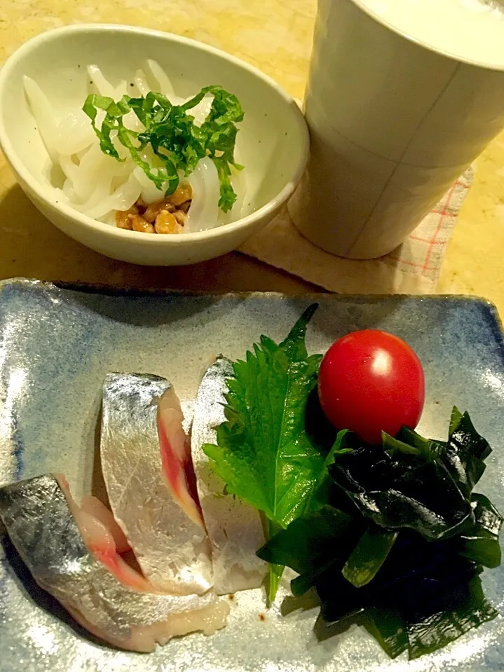 Snapdishの料理写真:ビールのお供に #鯖のお刺身#イカ納豆|MIEKO 沼澤三永子さん