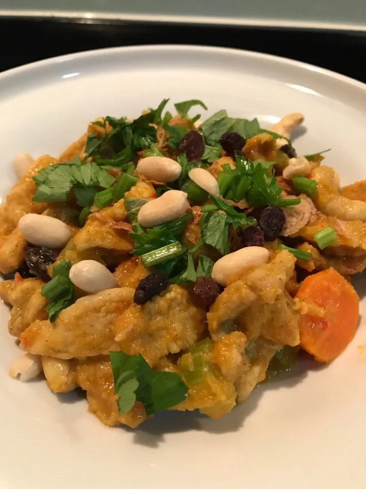 Stir Fried Spicy Chicken with Mixed Nuts, Raisins & Mixed Vegetables.|Joha Hassanさん