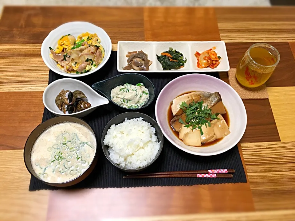 Snapdishの料理写真:ブリと豆腐の炊いたん ニラ玉 ゴマ豆乳汁 バイ貝煮つけ オクラの白和え 小鉢3種|ぼんぼんさん