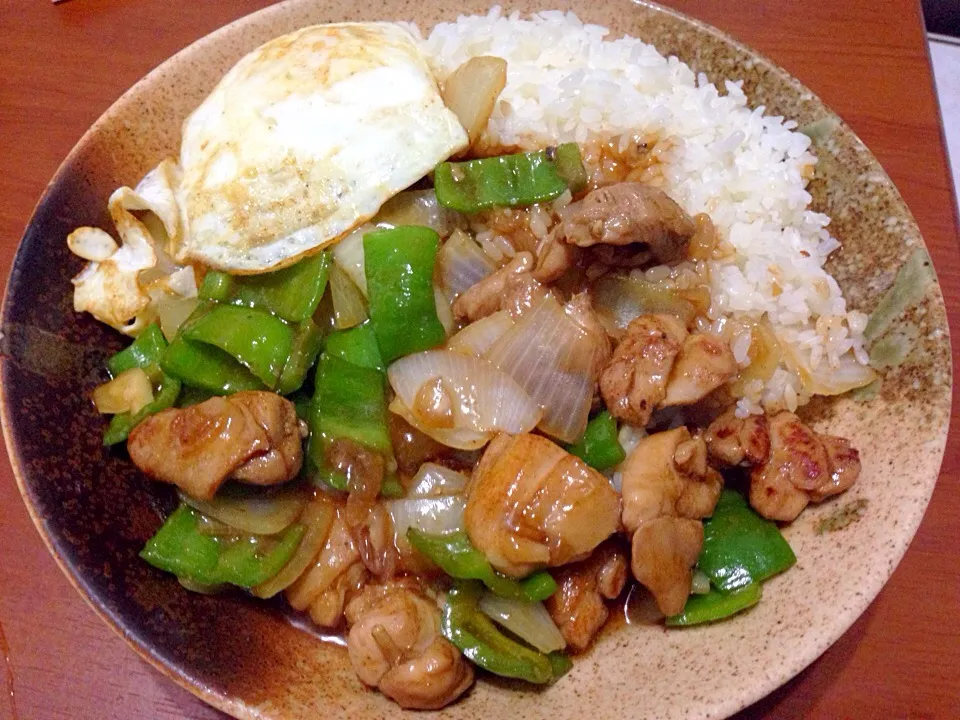 Chicken and veggies stir fry with fried egg on top of rice|Emmaさん