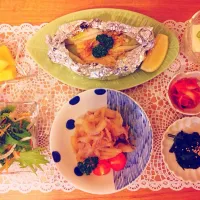 Snapdishの料理写真:＃生姜焼き＃ネギとしめじのバターホイル焼き＃春菊の辛子和え＃冷奴＃キムチ＃サラダ＃パイナップル|あみさん