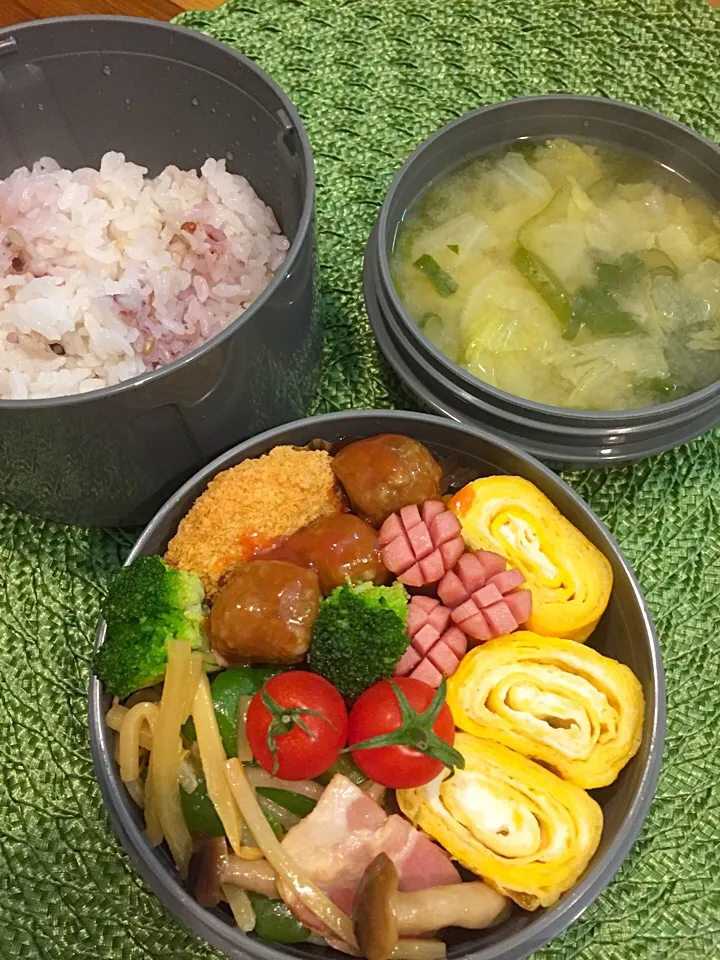 パパたろ弁当

雑穀ごはん
卵焼き
ミートボール
あるもので青椒肉絲風
コロッケ
ソーセージ
ブロッコリー
ミニトマト
お味噌汁(白菜 ねぎ)

#お味噌汁 #卵焼き #青椒肉絲#お弁当の記録 #お弁当フォト|ひななぎさん