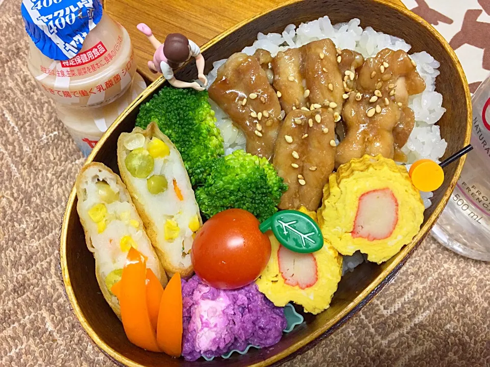 せせり焼き重&カニカマ玉子巻き&野菜春巻き&紫芋サラダ&ブロッコリー&パプリカ&プチトマトのダーリンお弁当♪
#フチ子 #弁当|桃実さん