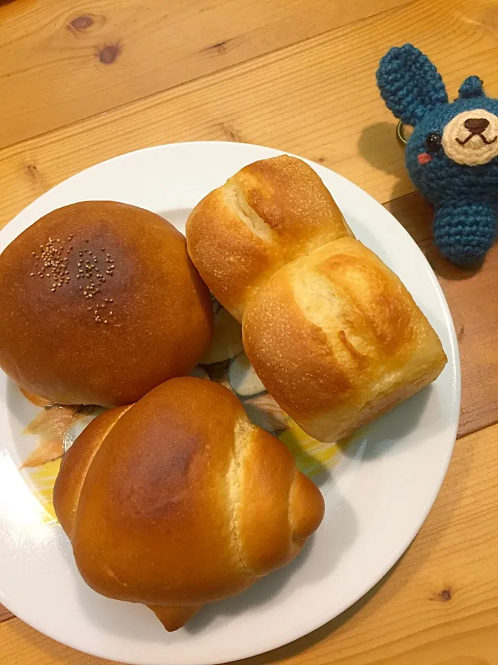 Snapdishの料理写真:あんぱん
ミニバタートップ
バターロール

#パン#菓子パン#テーブルブレッド|ひななぎさん