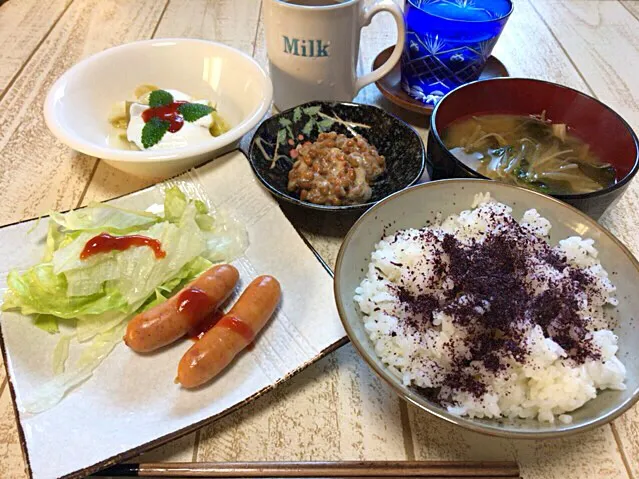 今日の男飯(＞人＜;)朝ごはんバージョン♬
御殿場粗挽きポークand豆苗とモヤシとエノキとわかめの味噌汁and納豆andしそごはんand寝ぼけていてケチャップをかけてしまったピクルスヨーグルト（≧∇≦）|ひーちゃんさん