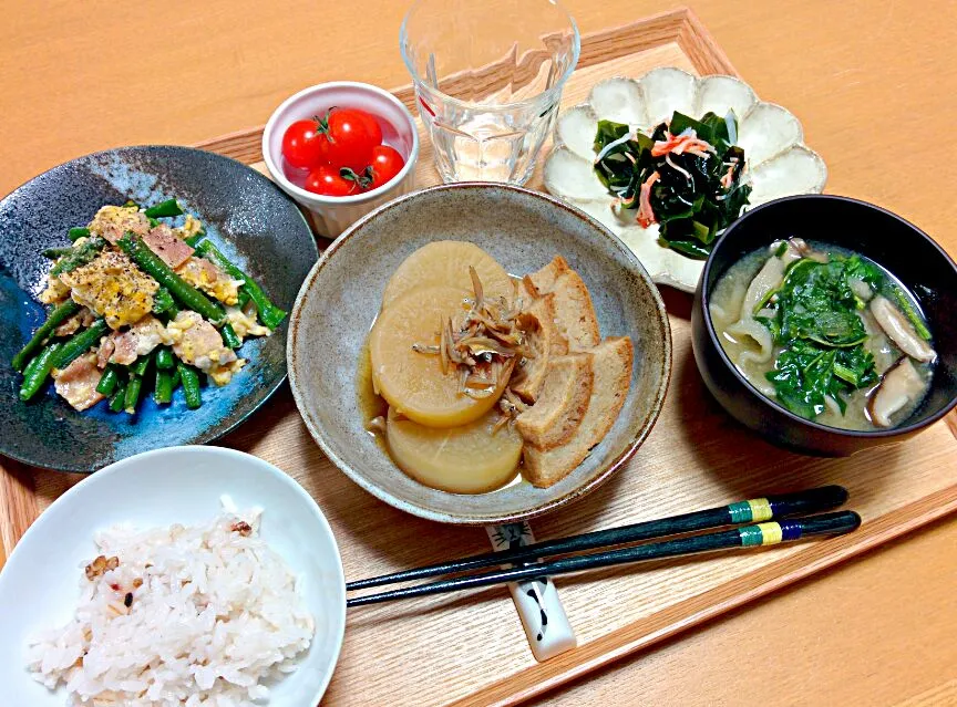 大根と車麩のいりこ煮、ささげ豆ベーコンの卵炒め、ワカメとカニカマの酢の物、切干大根ホウレン草の味噌汁、ミニトマト|ねむねこさん