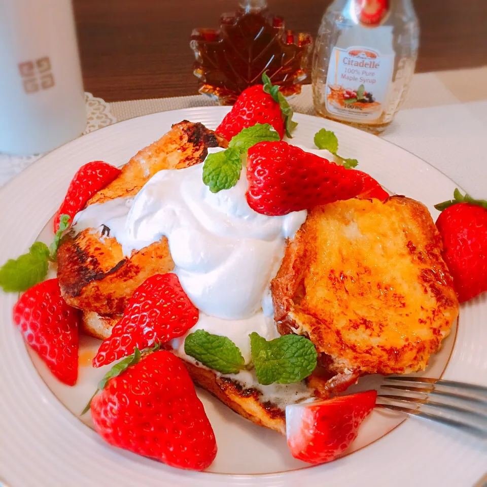 Snapdishの料理写真:苺とメープルたっぷりフレンチトースト🍓🍯🍞💕|🍎ゆかりんご🍎さん